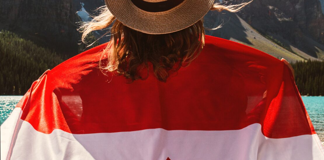 Vue arrière d'une femme tenant un drapeau du Canada, représentant le Code criminel du Canada.