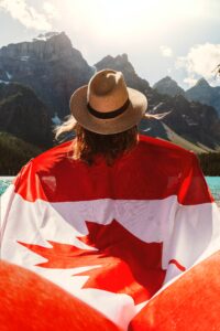 Vue arrière d'une femme tenant un drapeau du Canada, représentant le Code criminel du Canada.