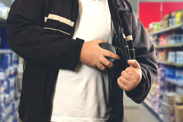 Homme qui vole dans un magasin et qui est accusé d'un crime économique
